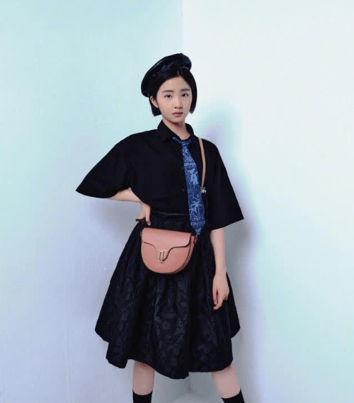 草帽|黄磊的女儿多多成大姑娘，草帽配粉格纹，清新田园风很时髦