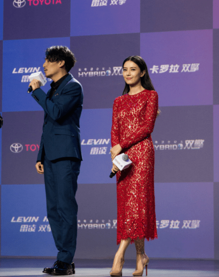 整体|高圆圆真的很懂穿搭，红色时尚俏皮搭白裙，美艳又不显俗气
