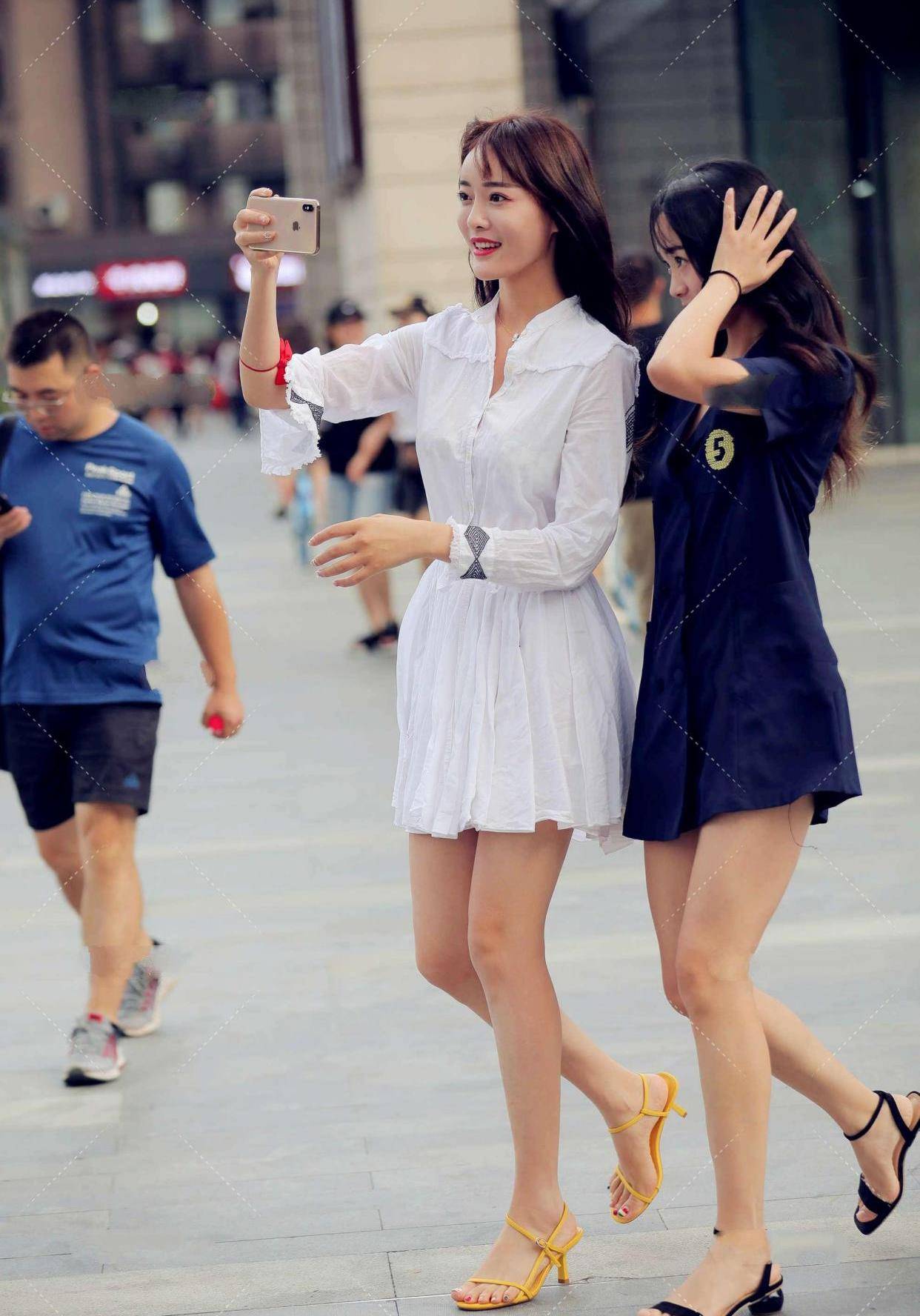 可美|时髦小姐姐外穿白色衬衫裙现身,少女感满满,可美了!