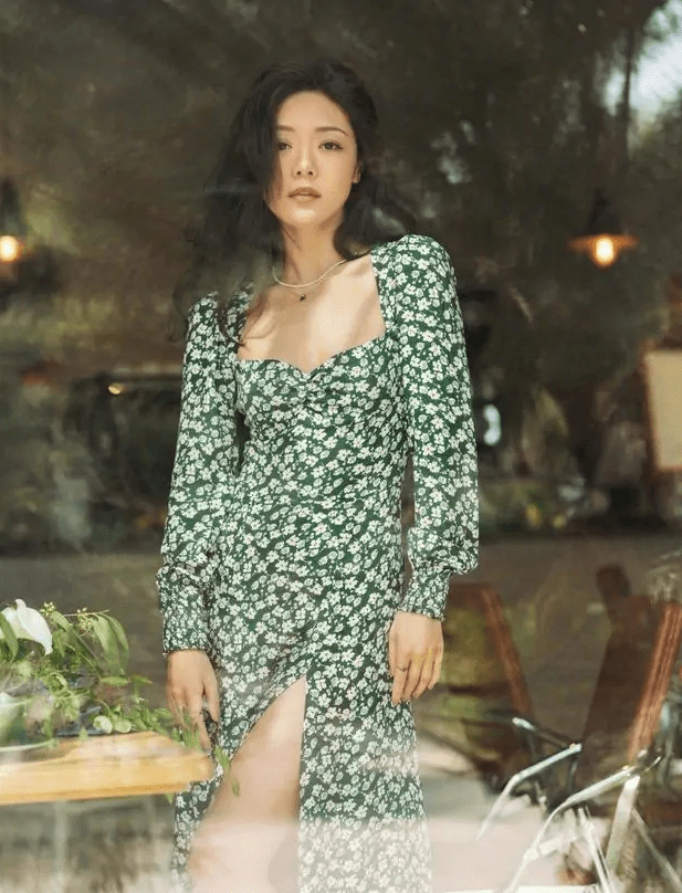 长袖|邓家佳“鲶鱼长相”真高级，穿开叉碎花裙走复古风，发量让人酸了