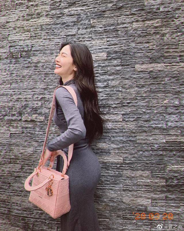 曲线|辰亦儒老婆曾之乔婚后幸福，31岁二次发育，针织裙掩不住美胸翘臀