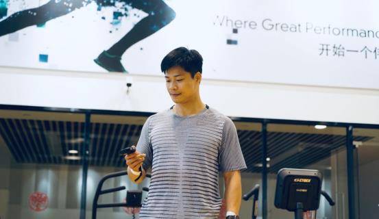 生活|亚洲人的骄傲苏炳添，是个温柔暖男，一家三口亲子装好温馨