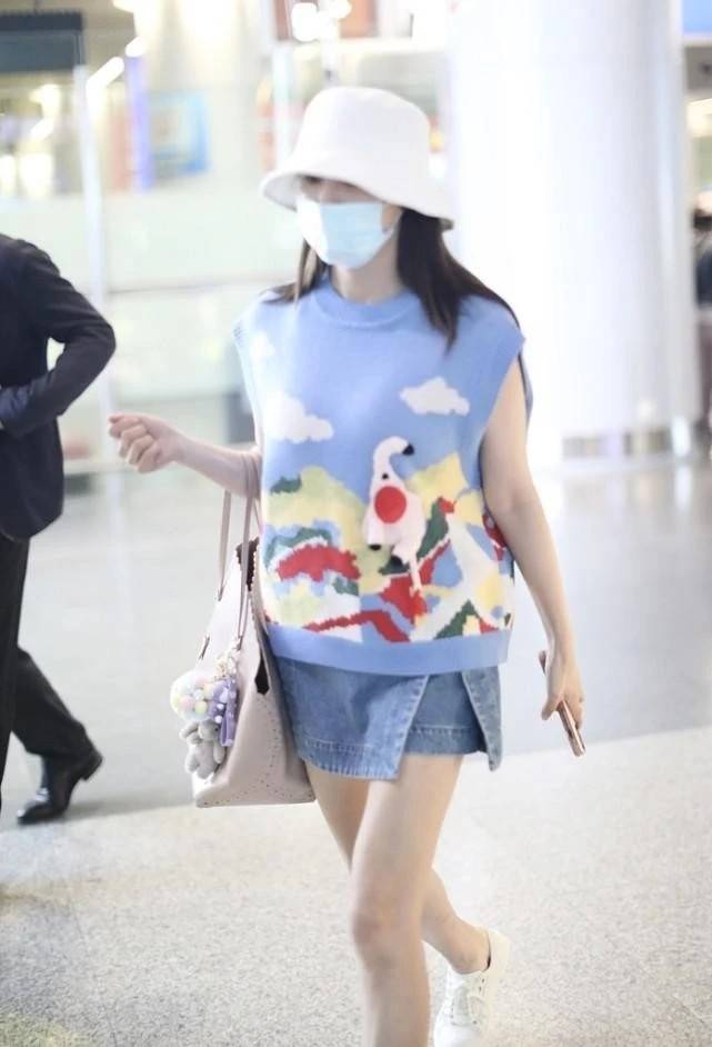 张雨绮|张雨绮的时尚真难懂！大热天穿针织马甲配短裙，到底是冷还是热？