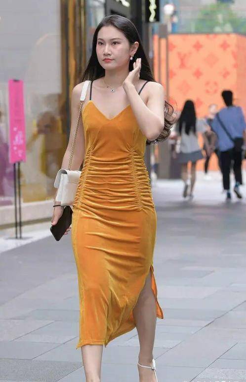 大象|路人街拍，修身的上衣，遮肉显瘦又显高，告别“大象腿”！