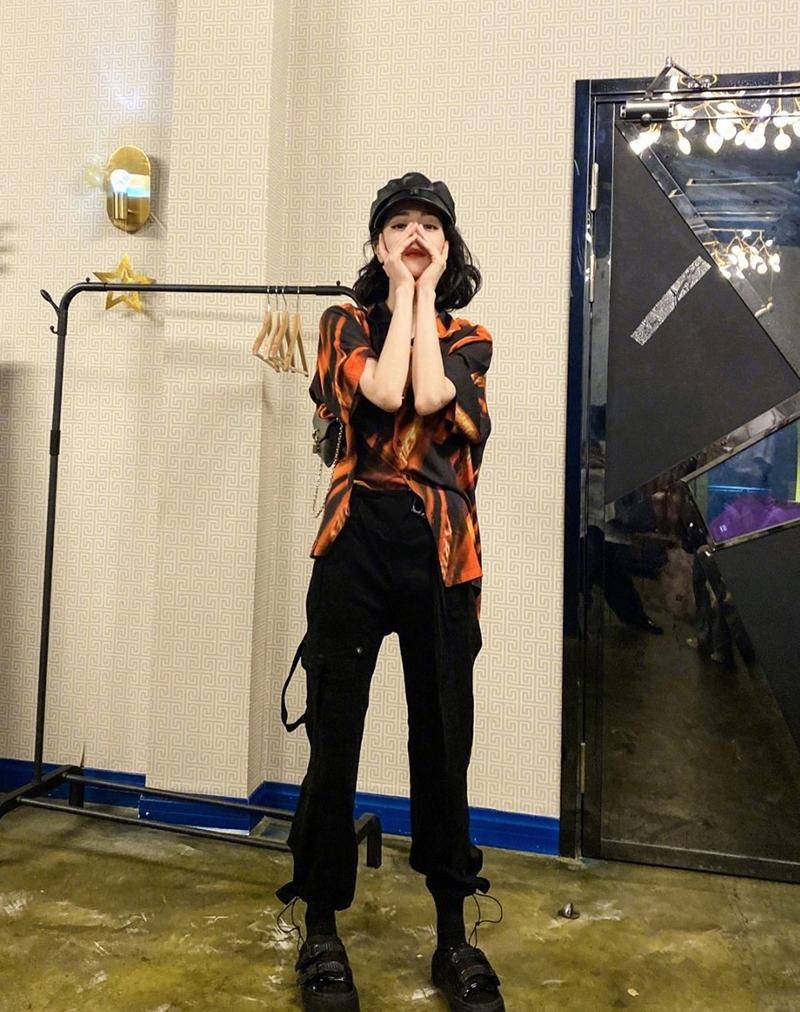 黑色|迪丽热巴罕晒“男装照”，花衬衫配工装裤，比老板杨幂还酷飒
