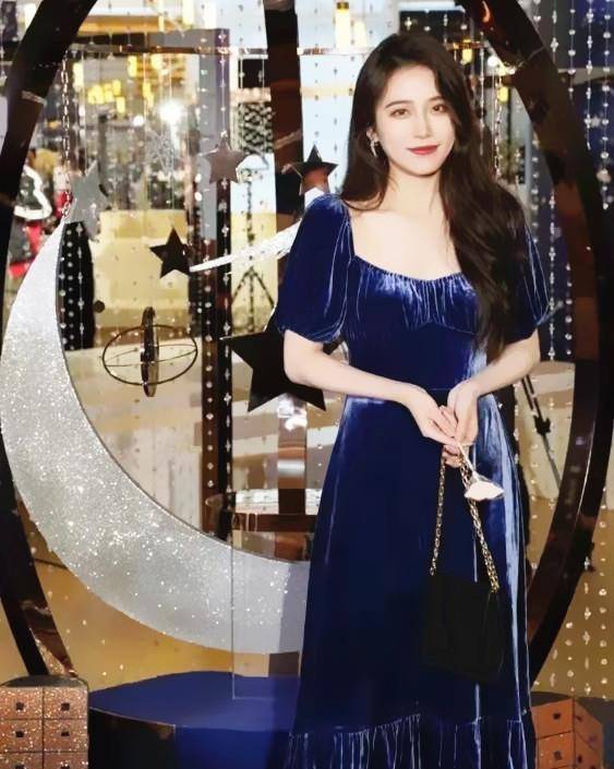 轮廓|李菲儿穿丝绒外套优雅迷人 V领风格秀美肩 减龄刘海是亮点