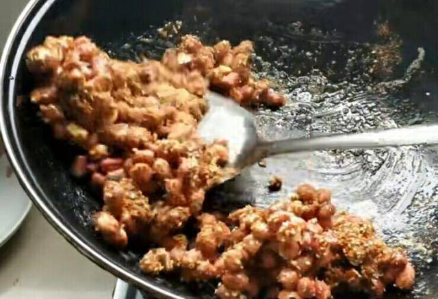 做法|教你不用一滴油做出甜咸香辣口味的怪味花生小零食