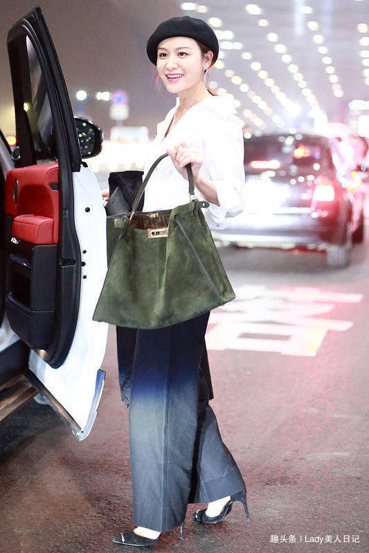 显得|叶一茜机场大胆修素颜照！少女搭配无惧年龄，34岁也清纯阳光