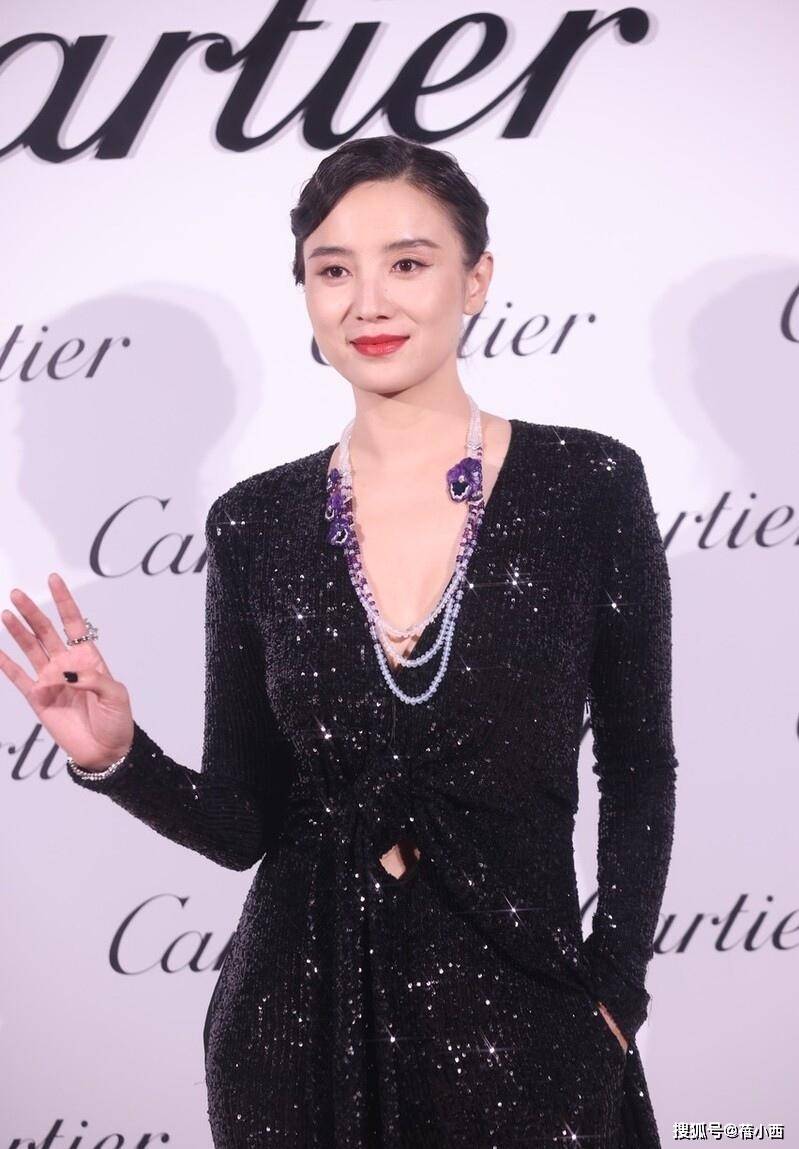 进行|“宋佳”真适合化淡妆,穿黑色亮片套装亮相,173身材超有超模范