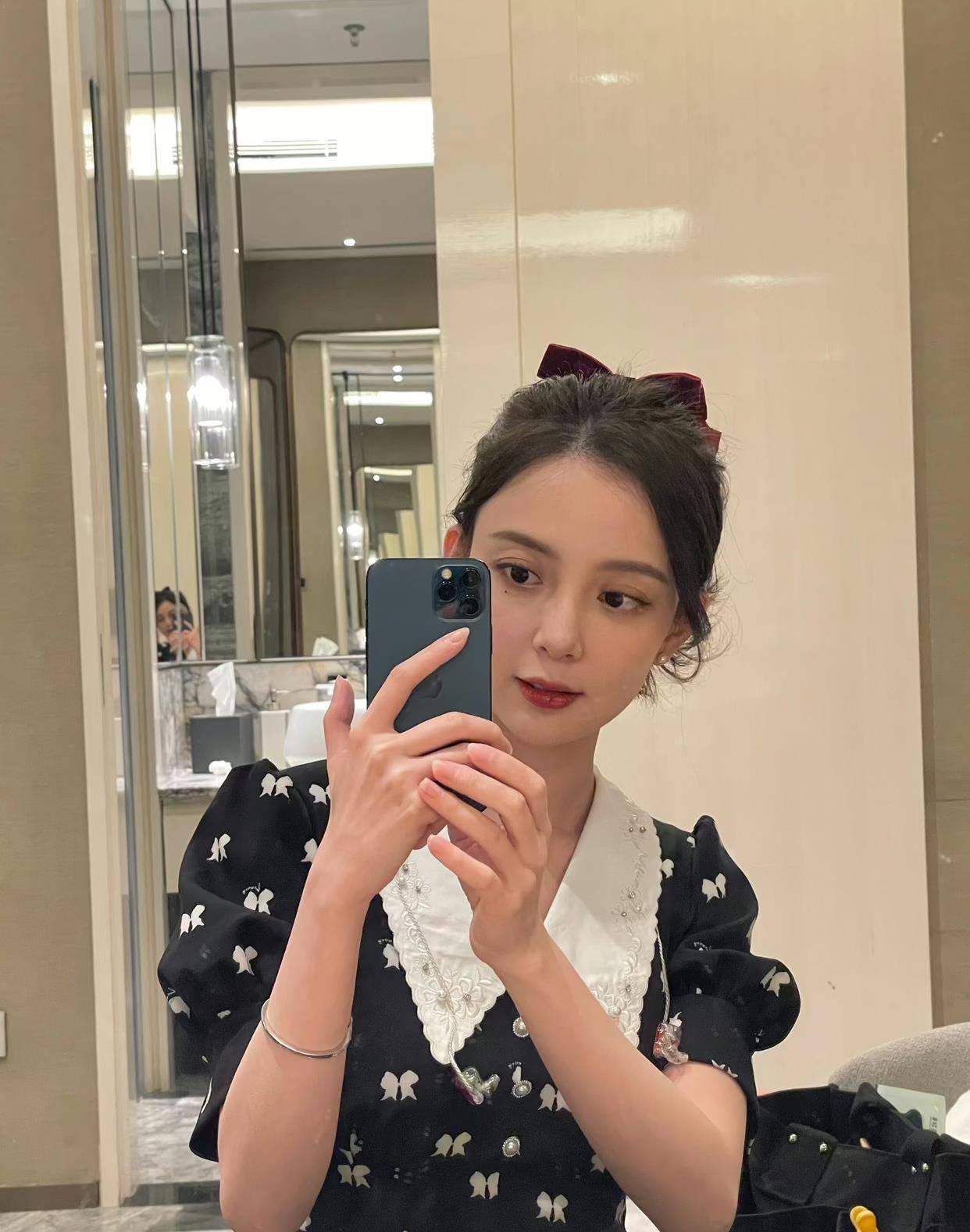 真会|汪小敏真会穿！印花连衣裙，尽显文艺女神范