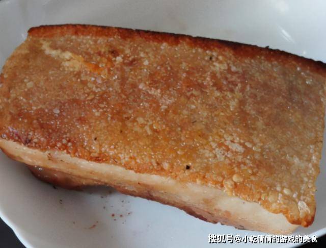 做法|春节做梅菜扣肉，谨记“1煮2炸3蒸”，扣肉油亮红润，好吃不腻