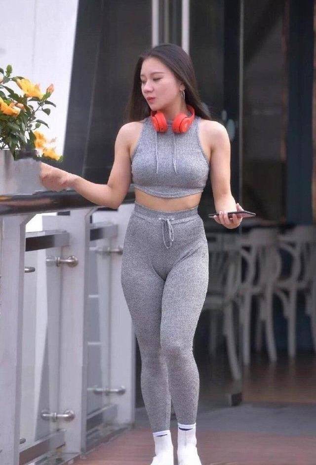 身材|时髦的服装穿出不一样的感觉，露出女孩纤细的双腿，大气优雅
