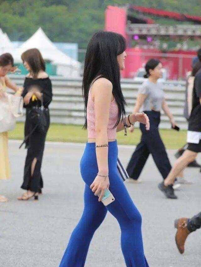 黑色|时尚黑色上衣搭配打底裤，修身显瘦遮肉，给人时尚干练感觉