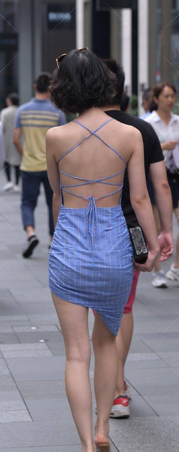 动态|“条纹”图案的绑带裙展现出时尚的动态，修饰了不完美的身材！