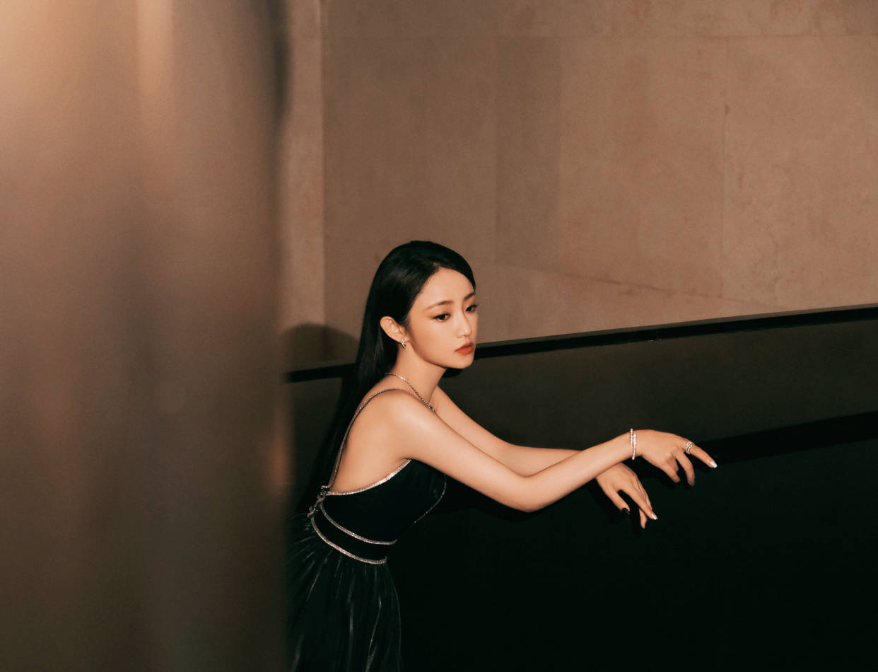 被吴佳怡惊艳到了,吊带镶钻拖地礼裙明艳贵气,冷御少女感真迷人