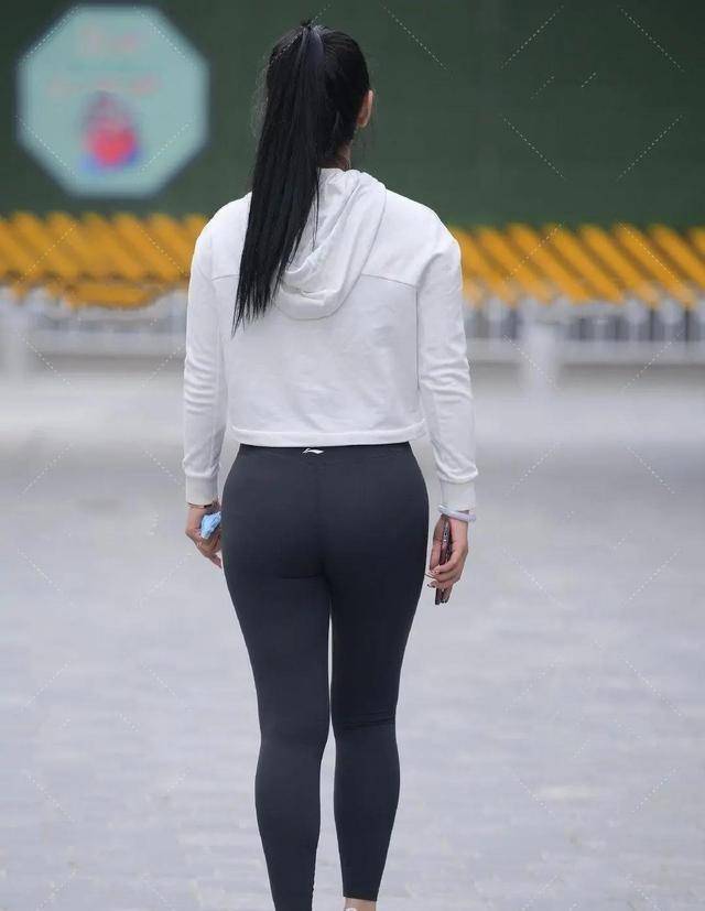 长袖|白色潮流长袖搭配黑色居家打底裤,修身的款式,落落大方