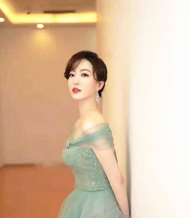 唯美|安徽主持“一姐”余声，才貌双全衣品好，穿礼服搭配如少女般迷人