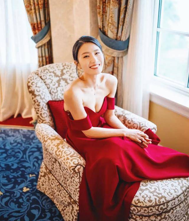 身材|“瑜伽女神”林芊舒晒美照 红色礼服秀香肩 当妈后身材“逆龄”生长