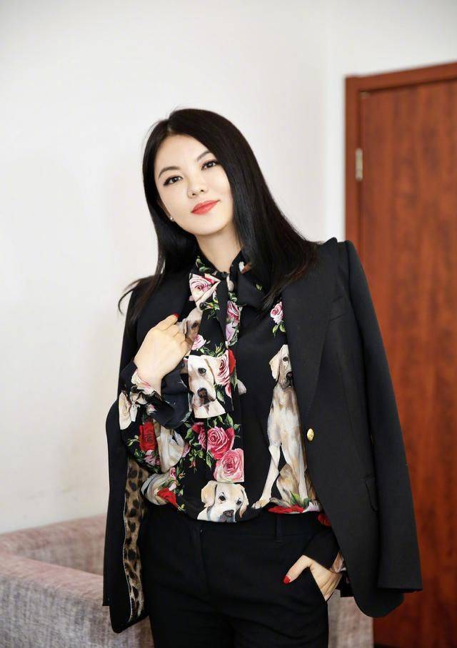 李湘|李湘风衣搭黑丝袜好显贵，微胖女性照穿显瘦有气质！