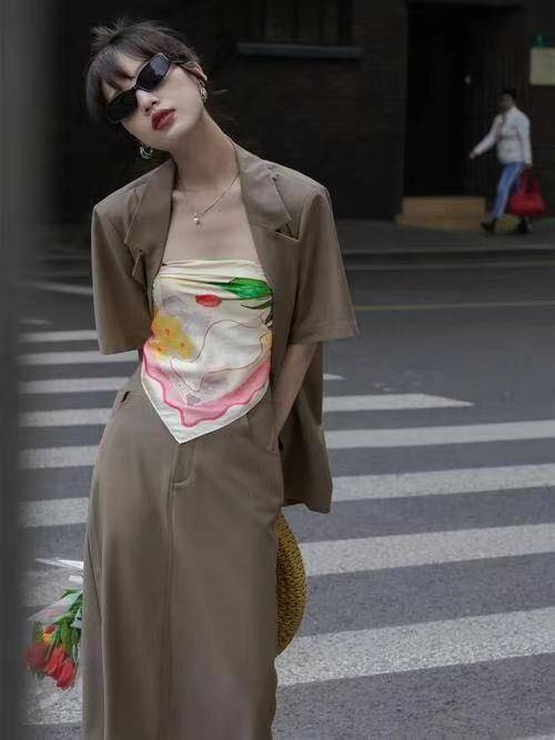 个性|中国大妈挥舞的丝巾，被时髦精裹身上当衣服穿，完全不一样的味道