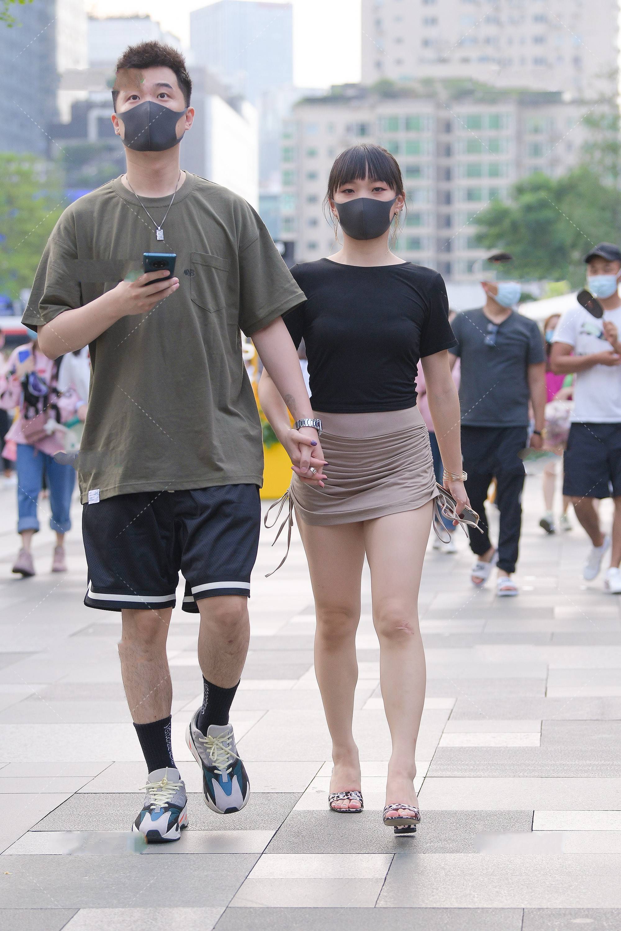 下半身|黑色修身T恤搭配卡其色褶皱裙,高雅窈窕,清新自然