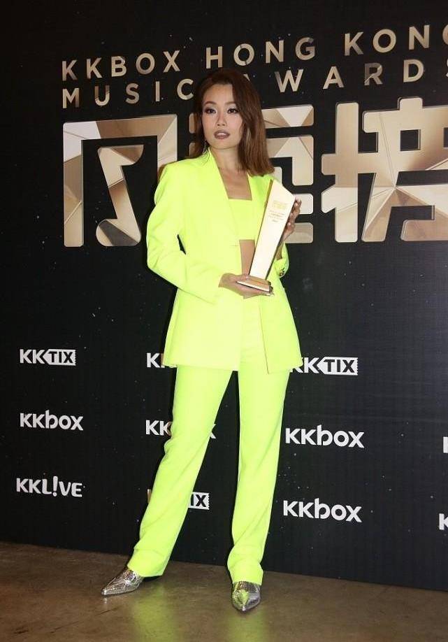 整体|皮肤不白的女人也能穿荧光色，容祖儿这造型，感觉就挺晃眼睛的