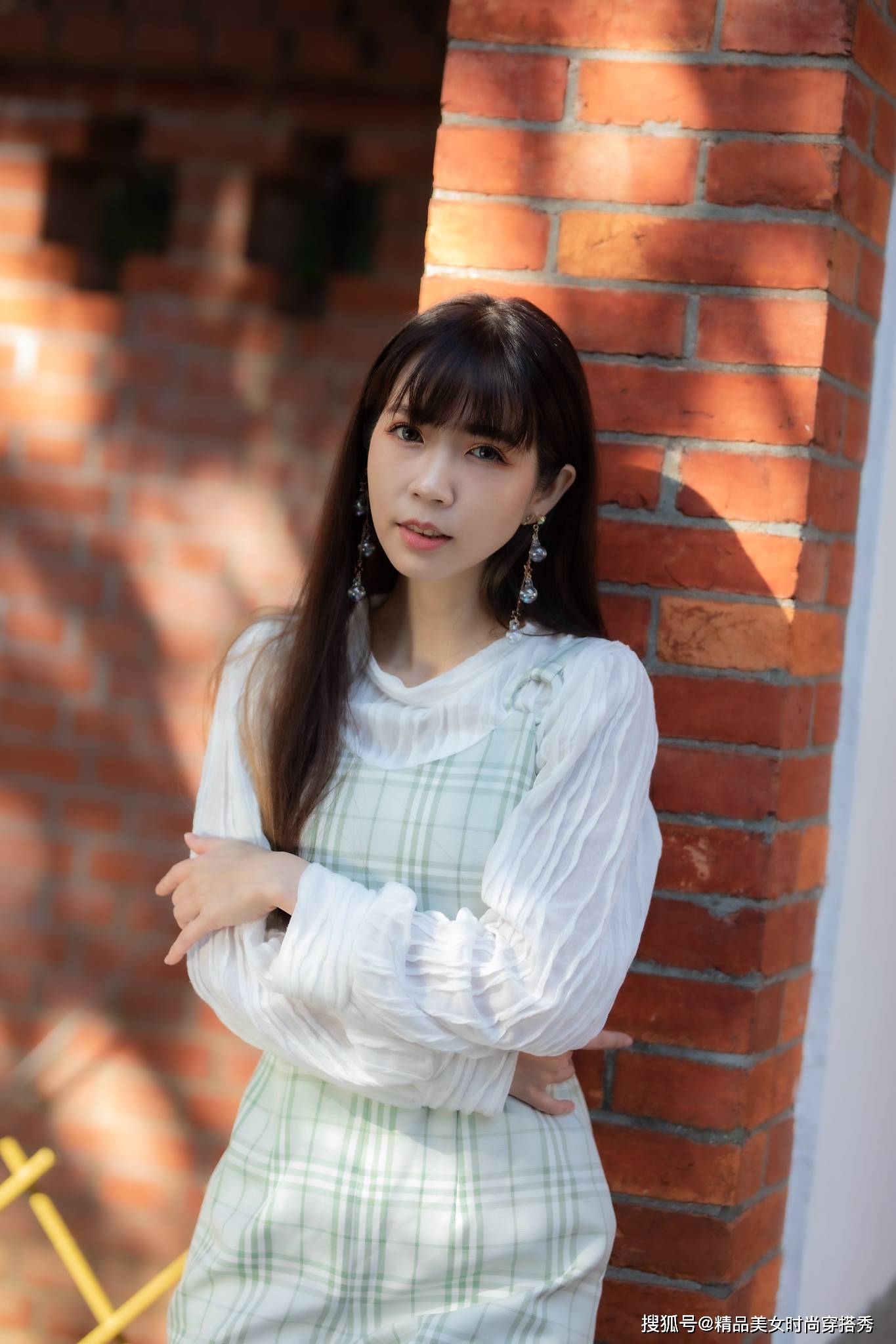 吊带|小姐姐身穿格子连体裤，干练优雅气质，妥妥的精致女神