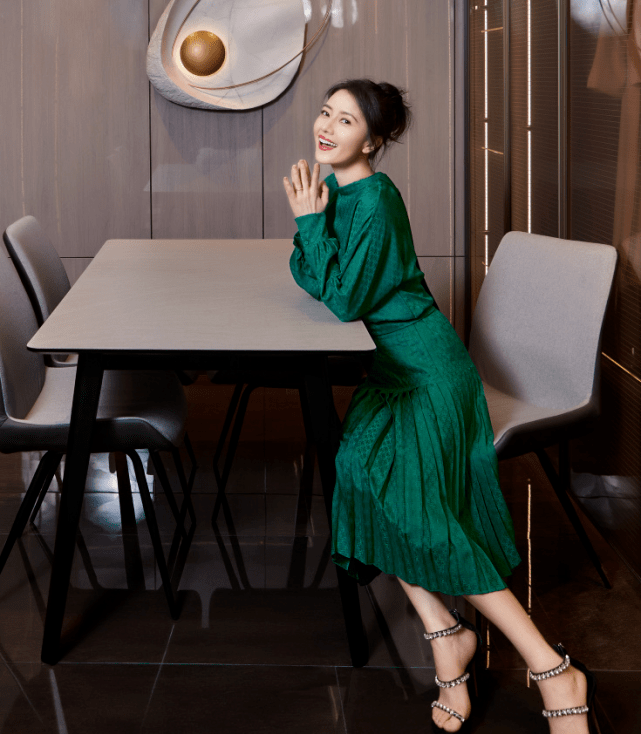 黑色|高圆圆产后身材变“肥美”，穿真丝裙无意暴露腿围，41岁太真实