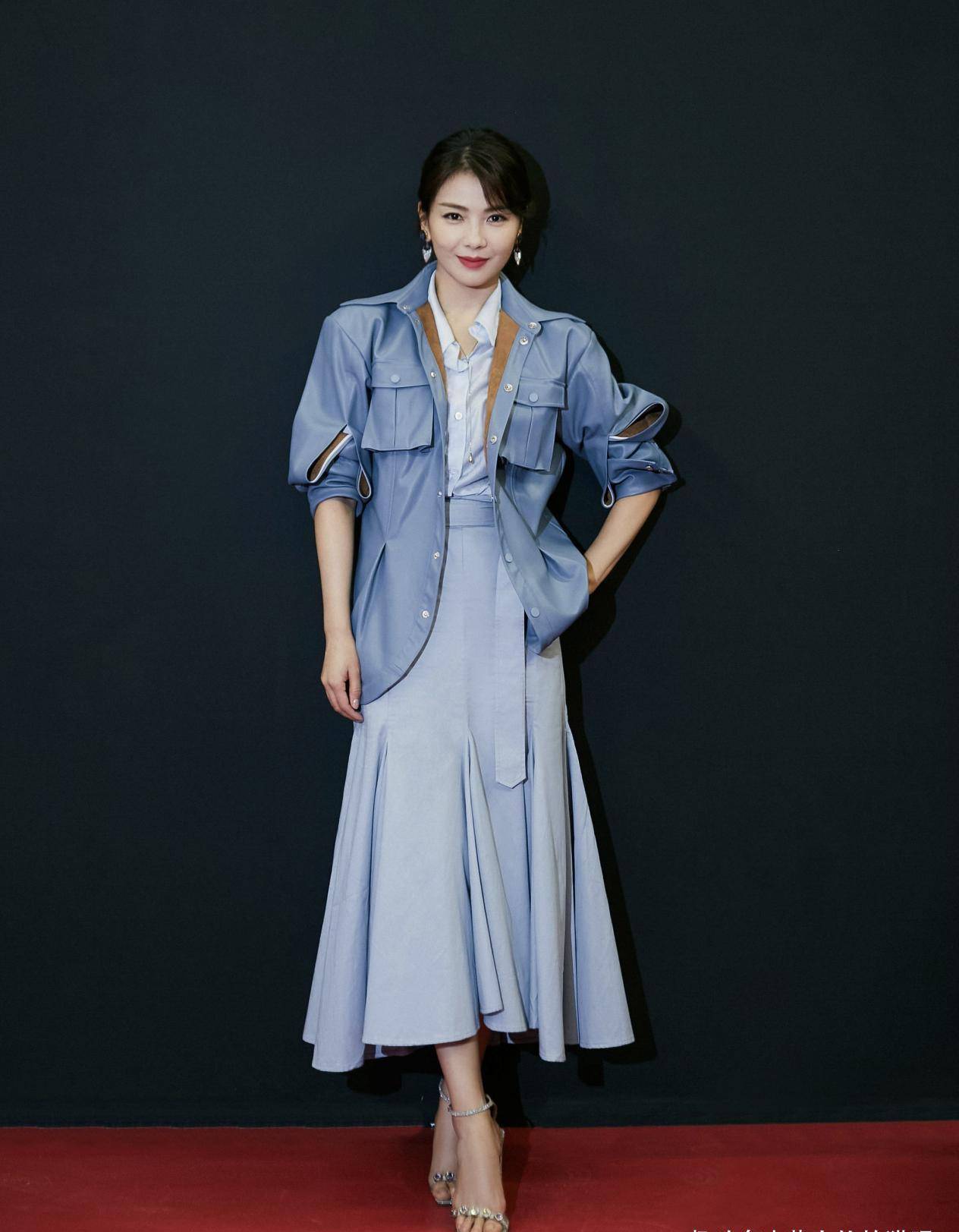 黑色|奔四的女人，少穿“花”衣服，多穿这3种颜色的衣服，减龄又显白