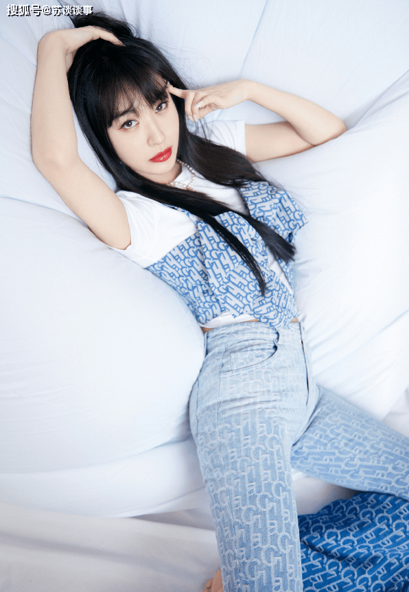 形象|李菲儿穿最贵礼裙露面，全身镶满珍珠，翻红后终于逆袭