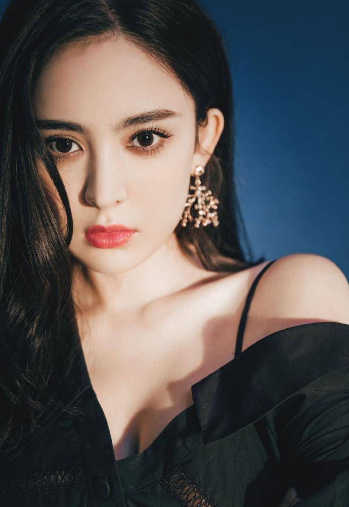 身材|娜扎暴露了穿搭小心机,把v领当斜肩穿时尚又显上镜脸,锁骨很美