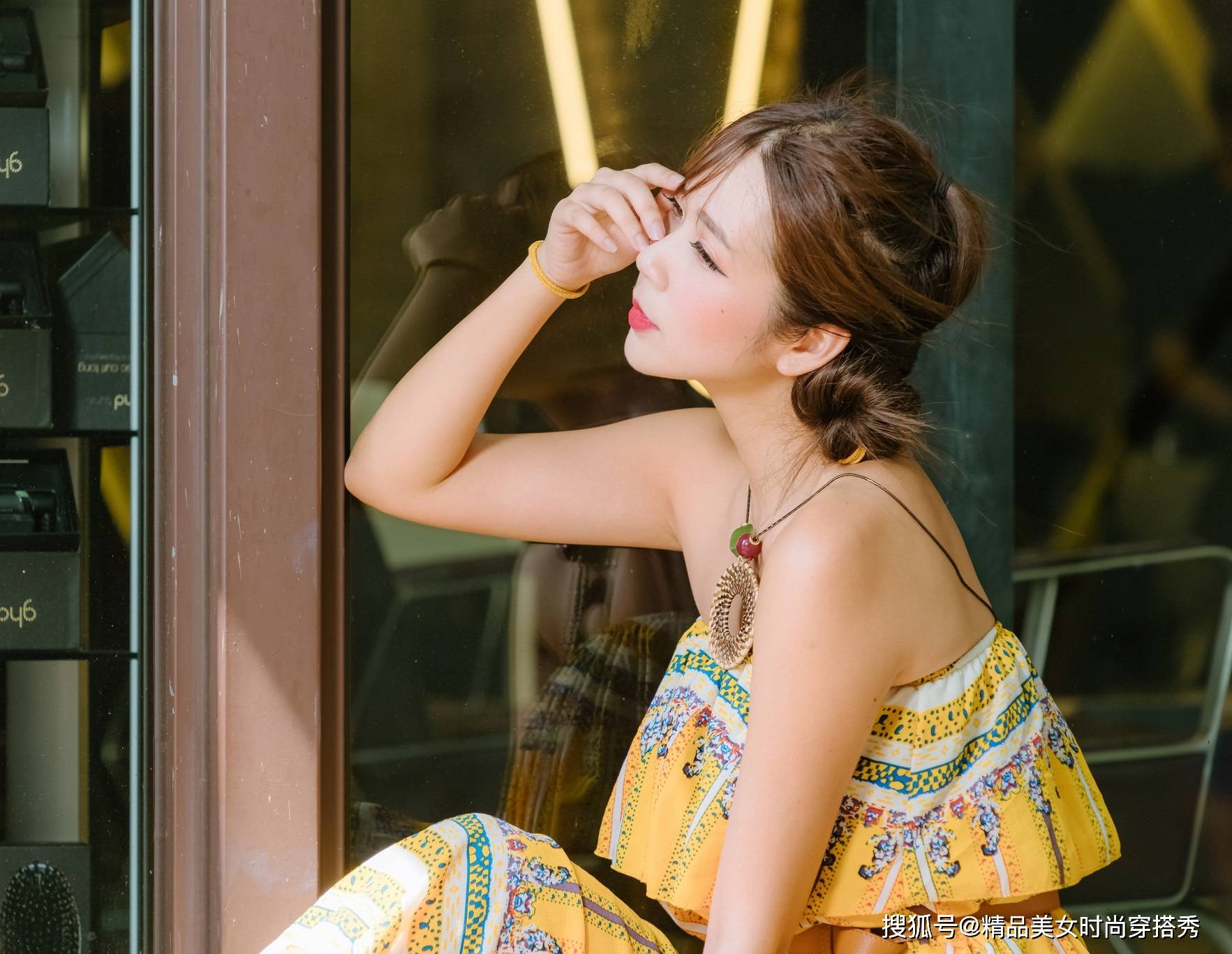 民族|一字肩连体裤,搭配一双民族风十足的凉鞋,优雅浪漫