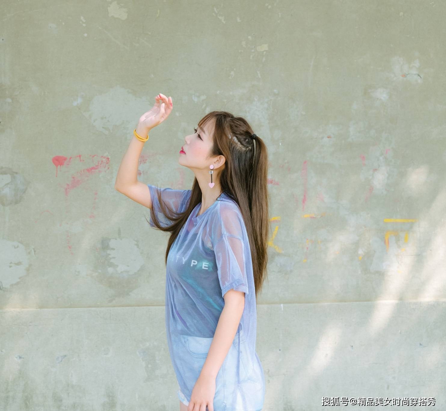 带着|清凉又潮范十足的穿搭莫过于吊带搭配牛仔短裤，轻松穿出夏日感