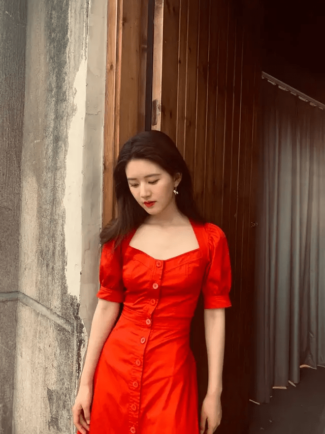 姐妹|立秋跟猫系美人Jennie学甜美风！蓬蓬连衣裙显瘦又清纯，赶紧安排