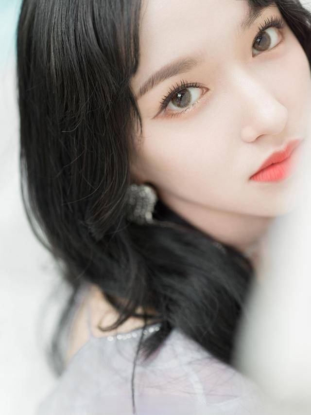 服装|程潇身穿灰色纱裙，配白长靴，宛如画中仙