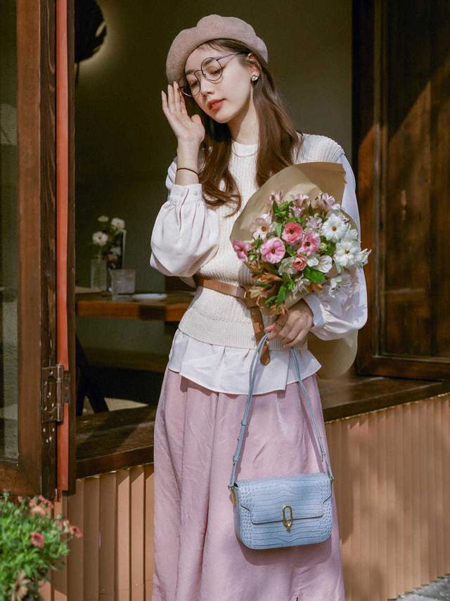 显得|皮肤暗黄的女生如何选衣服颜色？可以尝试这几款，让你显白还好看