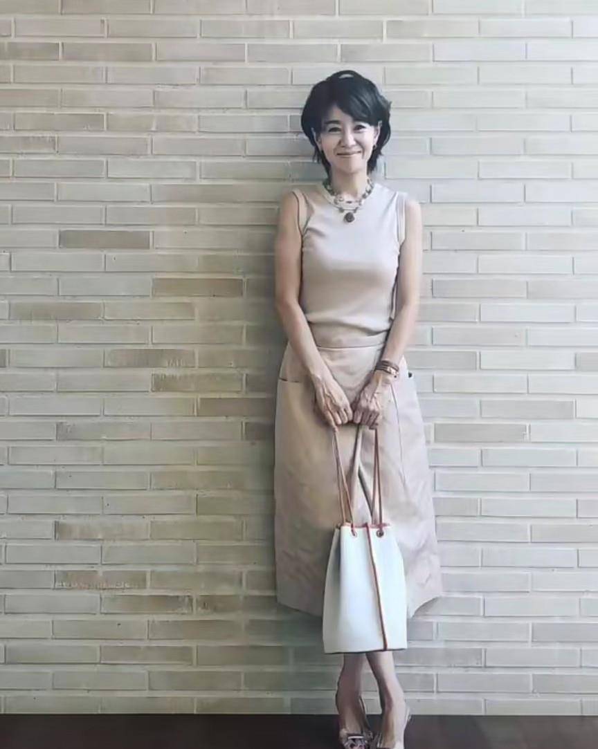 材质|50岁女人穿不出高级感?学日本主妇从“三要素”穿法,时尚且年轻
