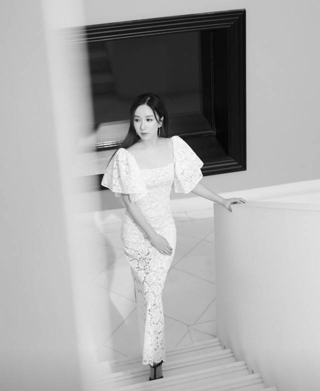 娄艺潇|娄艺潇愈发有女人味，白色蕾丝裙华丽高级，这身段真没得挑