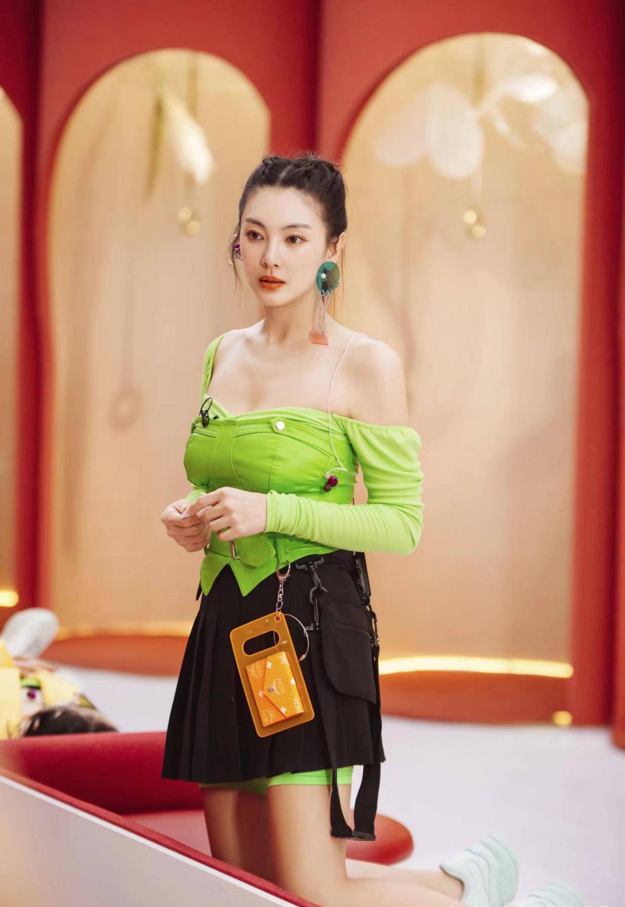 黑色|奔四的女人，少穿“花”衣服，多穿这3种颜色的衣服，减龄又显白