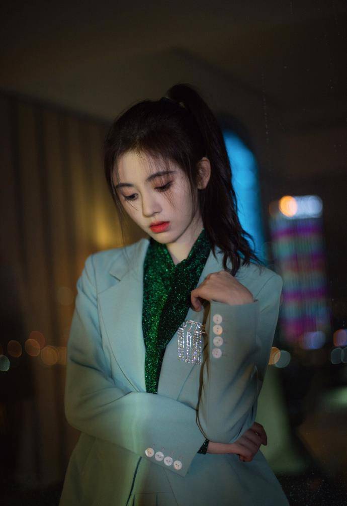 卫衣|鞠婧祎穿中国红羽绒服配卫衣时髦，天生柳叶眉配微卷发型尽显清纯