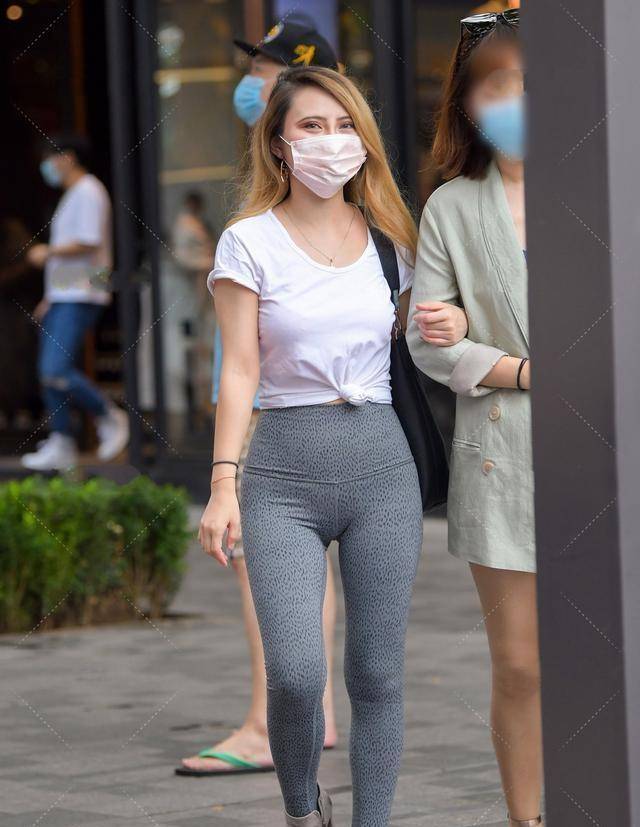 服装|白色经典短袖搭配灰色经典打底裤，明亮活泼的，不一样的感觉