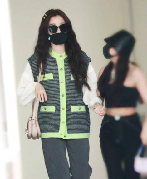 鞋子|富婆虞书欣的宝藏衣品,一个造型都是几万起步,我只买得起这红裙