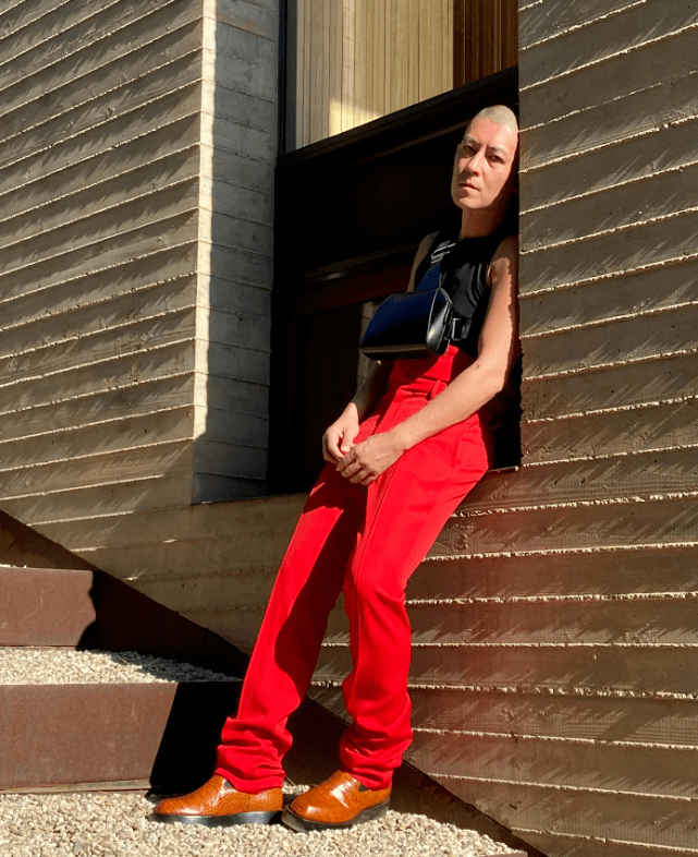 年轻人|陈冠希结婚后放飞自我，红色高腰裤吸引眼球，出道20年帅过小鲜肉