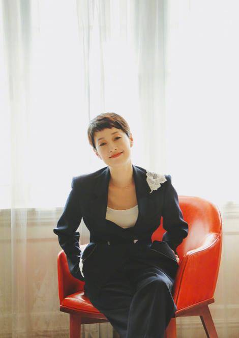 马伊琍|马伊琍穿懒人鞋参加活动真随意，拼色连衣裙搭配裤子气质更是出众