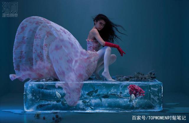海绵|Anglebaby罕见晒娃，亲子装摘草莓，辣妈身材彰显时尚表现力！