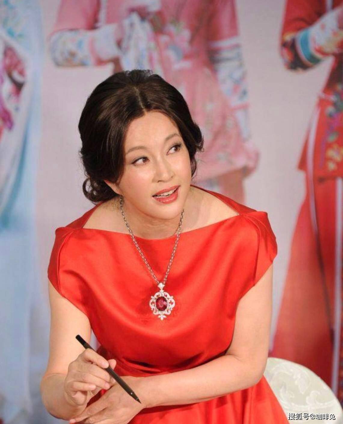 侵权|60岁的女人怎么穿，看看年过六旬的刘晓庆就知道了，时髦又范儿