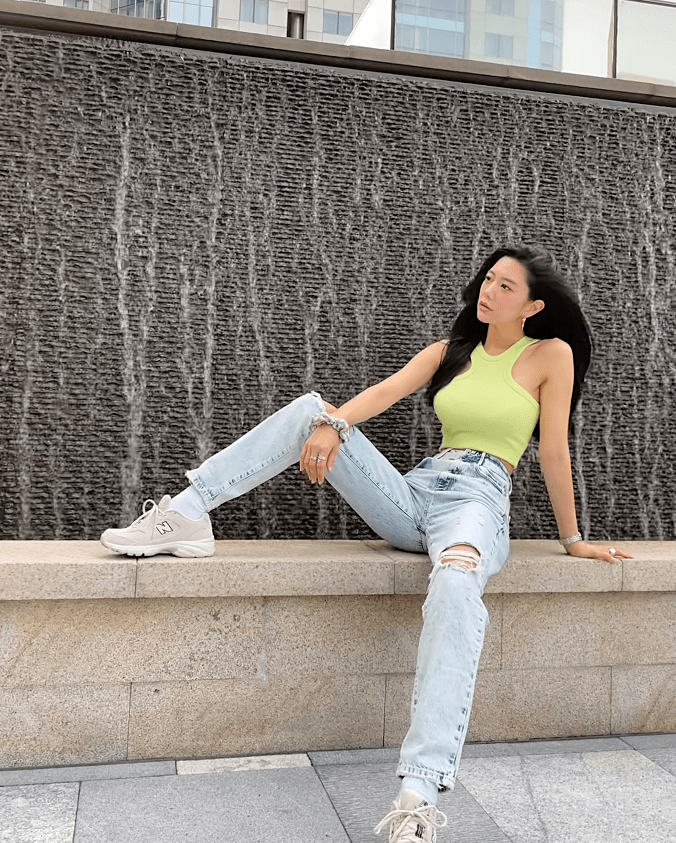 腹肌|克拉拉穿火了“背心+牛仔”,腹肌身材真比一般人靓,婚后也挺美