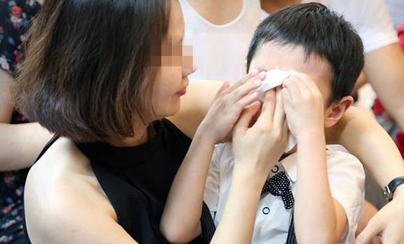 结果|孩子想吃景区的食物，四位妈妈的不同回答，导致四种不同结果