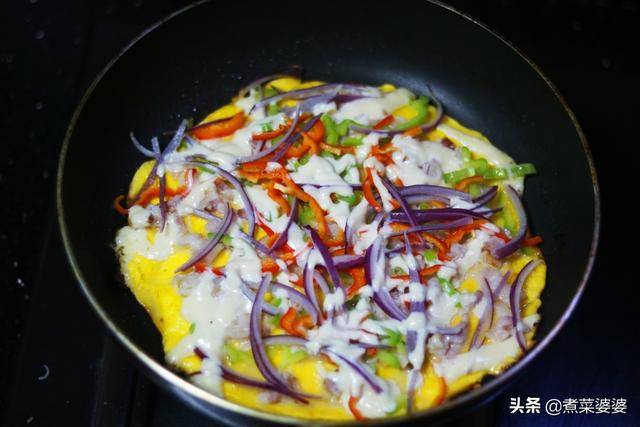 做法|披萨最简单的做法,不揉面不发面,只要10分钟,一个平底锅就搞定