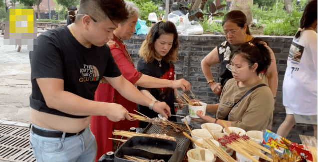 因为|“地表最强舅舅”16个外甥，暑假独自带11个娃，一天就要花1500元